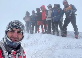 Dağcılar dondurucu soğukta Ağrı Dağı’na tırmandı