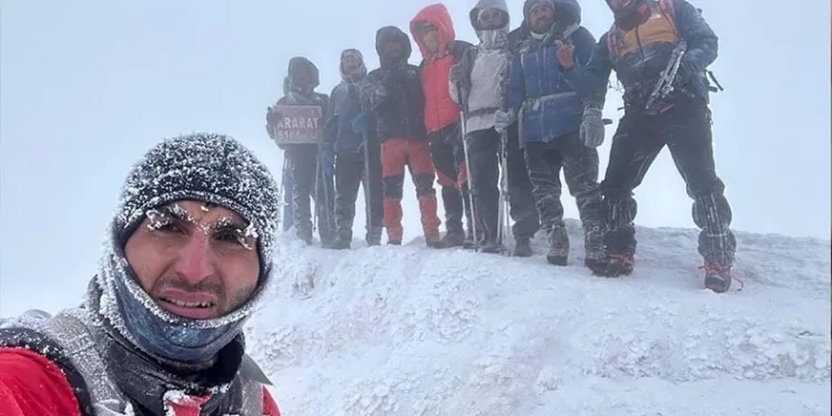 Dağcılar dondurucu soğukta Ağrı Dağı’na tırmandı
