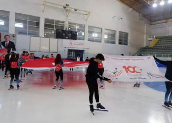 Buzda coşkulu Cumhuriyet kutlaması