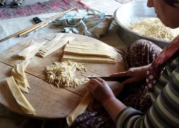 Kadınlar kışlık erişte kesimine başladı