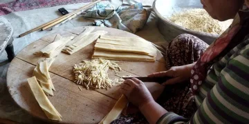 Kadınlar kışlık erişte kesimine başladı