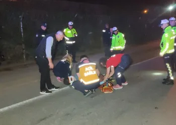 Otomobil sürücüsü motosiklete çarpıp kaçtı