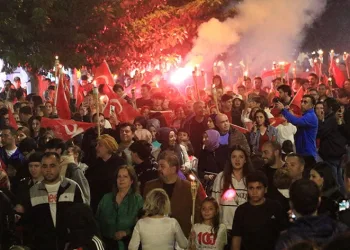 Fener alayı renkli görüntüler oluşturdu