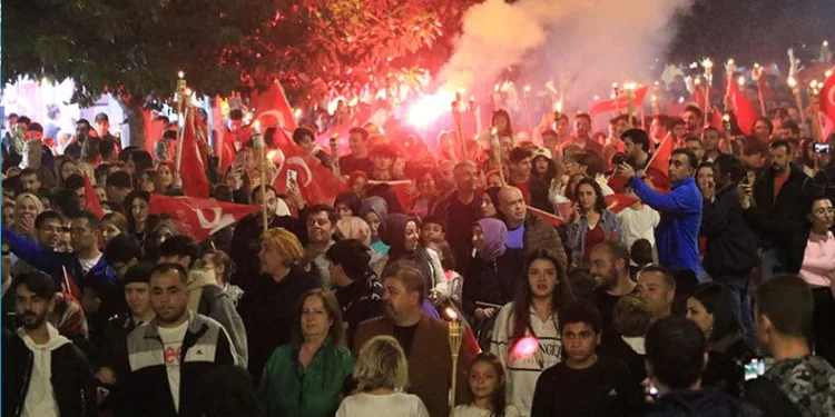Fener alayı renkli görüntüler oluşturdu