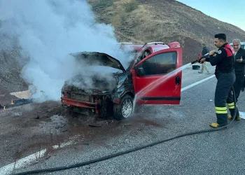 Seyir halindeki araç yandı