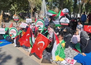 Kadınlar, Filistin için oturma eylemi başlattı