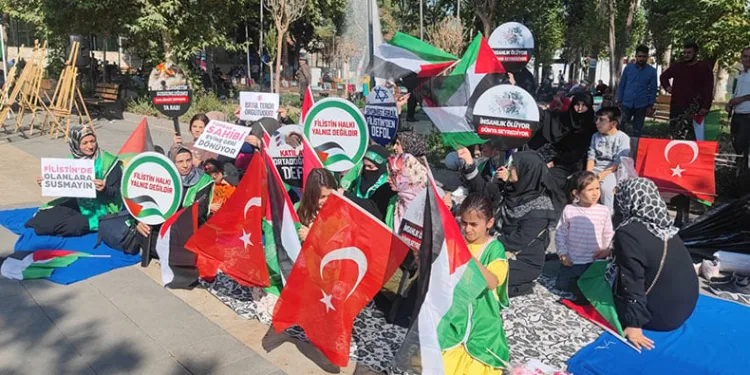 Kadınlar, Filistin için oturma eylemi başlattı