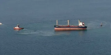 Karaya oturan kuru yük gemisi kurtarıldı