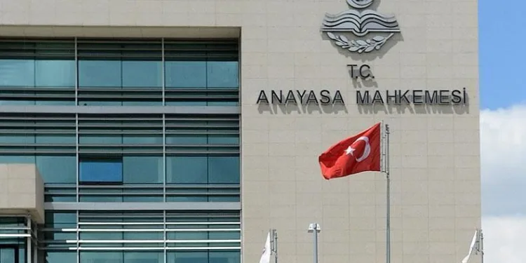 AYM üç siyasi partinin kapanmasına karar verdi