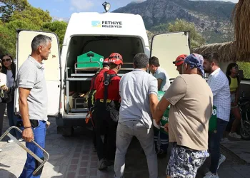 Kayalıklara düşen paraşüt pilotu hayatını kaybetti