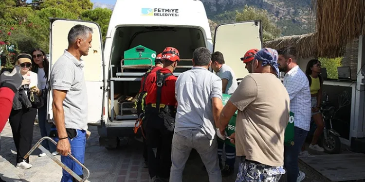 Kayalıklara düşen paraşüt pilotu hayatını kaybetti
