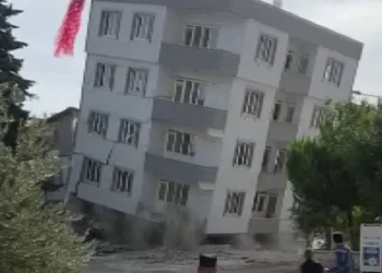 Bina yıkım esnasında kepçenin üzerine çöktü