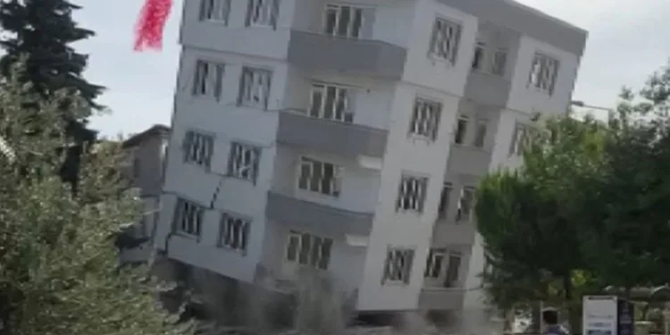 Bina yıkım esnasında kepçenin üzerine çöktü