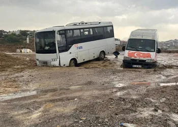 Sağanak yağış nedeniyle yol çöktü