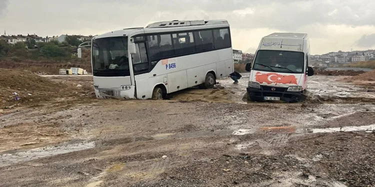 Sağanak yağış nedeniyle yol çöktü