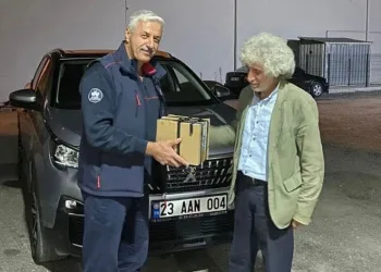 Aracının kaputuna sıkışan kediyi sahiplendi