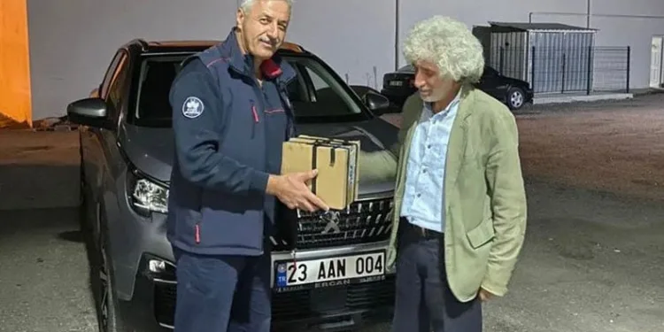Aracının kaputuna sıkışan kediyi sahiplendi