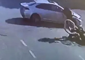 Beylikdüzü’nde motosiklet ile otomobil çarpıştı