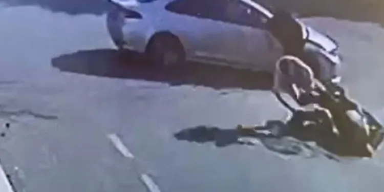 Beylikdüzü’nde motosiklet ile otomobil çarpıştı