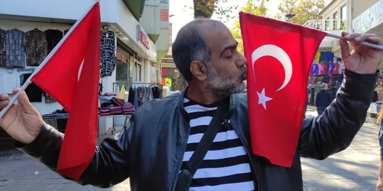 Pakistanlı turistin Türk bayrağı sevgisi