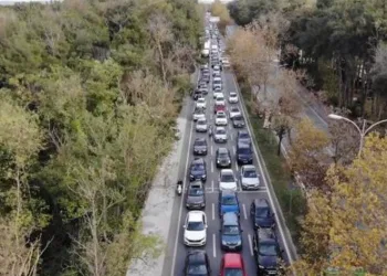 Sarıyer’de su borusu patladı, trafik kilitlendi