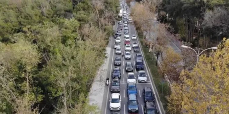 Sarıyer’de su borusu patladı, trafik kilitlendi