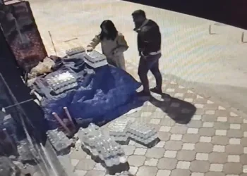 Büfeden aldıkları suyun parasını kameraya gösterip bıraktılar