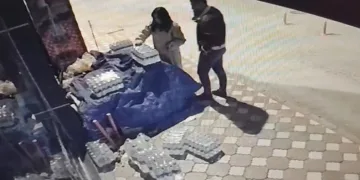 Büfeden aldıkları suyun parasını kameraya gösterip bıraktılar