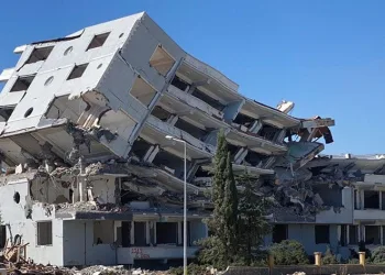 Ağır hasarlı binalar yıkılıyor
