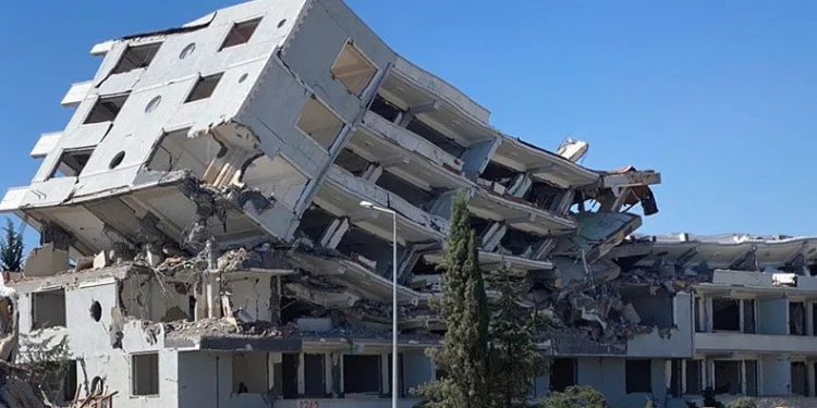 Ağır hasarlı binalar yıkılıyor