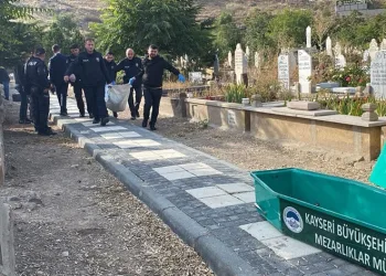 Mezarlıkta kalbinden bıçaklanmış erkek cesedi bulundu