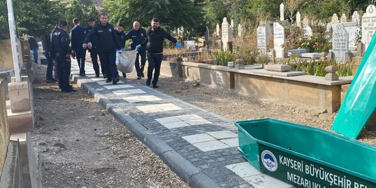 Mezarlıkta kalbinden bıçaklanmış erkek cesedi bulundu