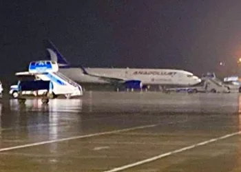 Havada olan uçağa yıldırım isabet etti
