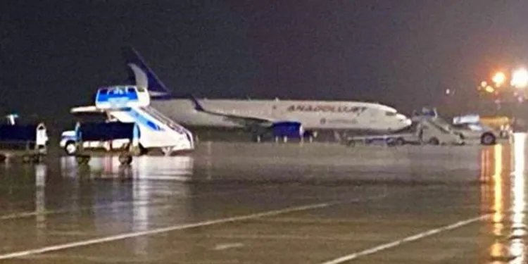 Havada olan uçağa yıldırım isabet etti