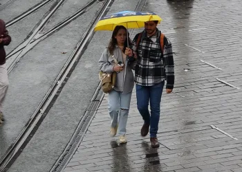 Taksim’de yağmur etkili oldu