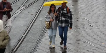 Taksim’de yağmur etkili oldu