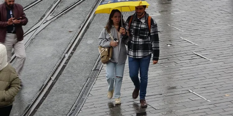 Taksim’de yağmur etkili oldu