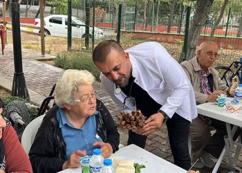 Bursalı ciğerci yaşlıların gönlünü fethetti