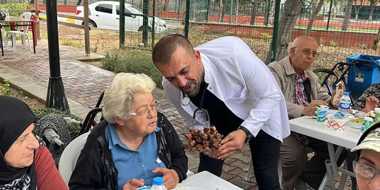 Bursalı ciğerci yaşlıların gönlünü fethetti