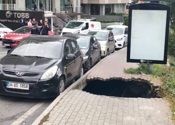 Kaldırım çöktü, çukura düşen kadın yaralandı
