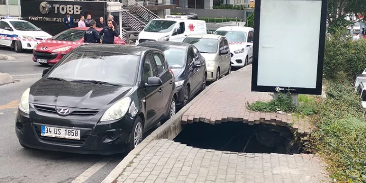 Kaldırım çöktü, çukura düşen kadın yaralandı