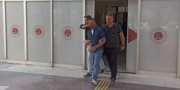 Enkaz altında saklandı ama polisten kaçamadı