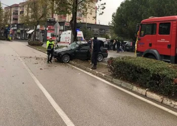 Bursa’da kontrolden çıkan otomobil refüjdeki ağaca çarptı