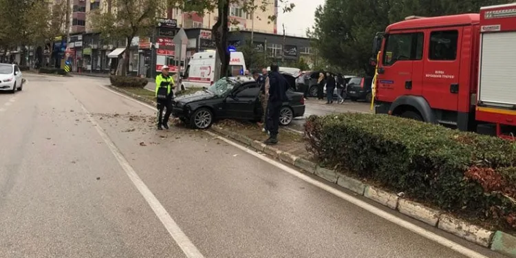 Bursa’da kontrolden çıkan otomobil refüjdeki ağaca çarptı