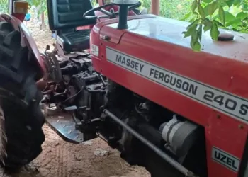 Traktörü durdurmak isterken altında kaldı