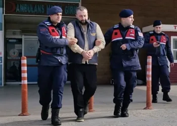 Babasını yaralayıp sağlık ekiplerini rehin almıştı