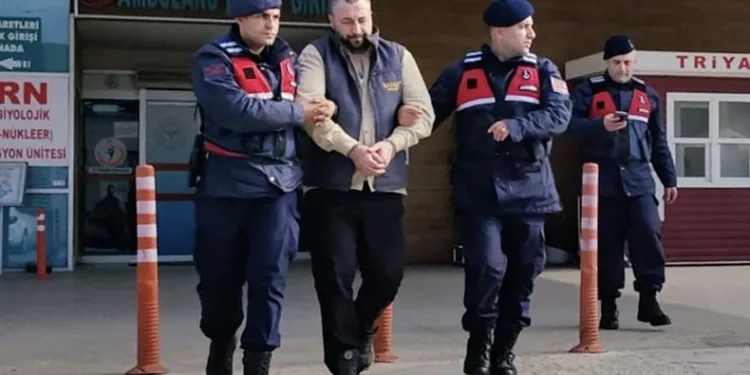 Babasını yaralayıp sağlık ekiplerini rehin almıştı