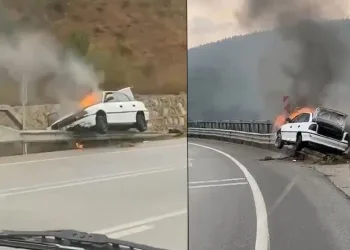 Bariyerlere giren otomobil alev alev yandı