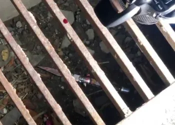 Boşandığı eşini bıçakla yaraladı