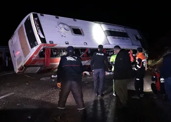 Yolcu otobüsü devrildi: 8’i ağır 38 yaralı